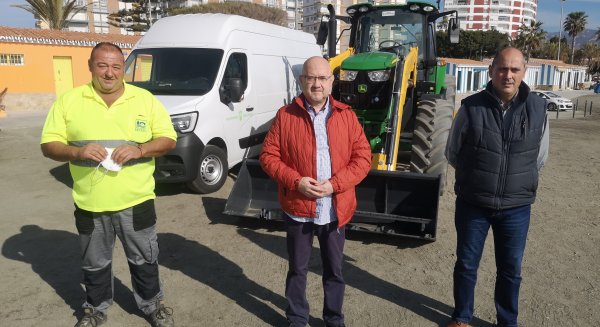 Playas en Vélez-Málaga amplía su equipamiento con un nuevo tractor y un furgón de carga
