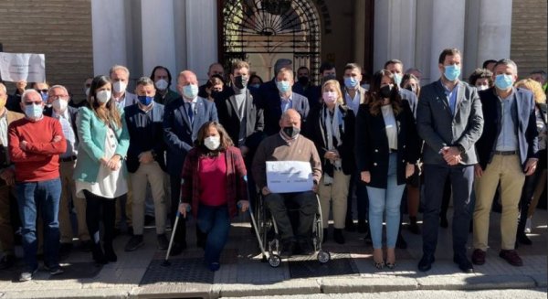 Antequera y la asociación Singilia Barba se concentran contra la agresión a una trabajadora con discapacidad