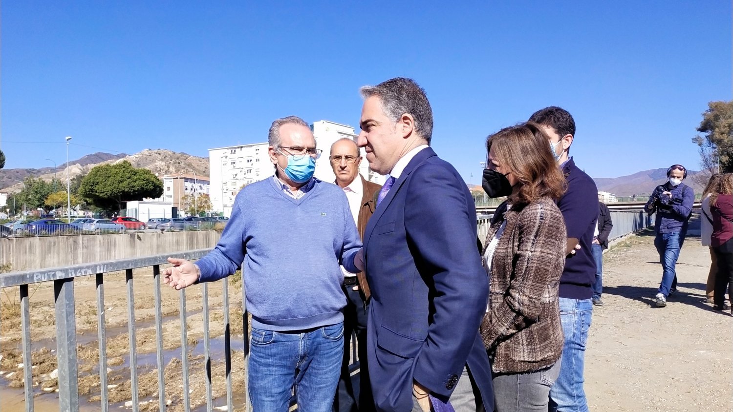 Bendodo visita las obras que se están realizando en el cauce del río Guadalmedina