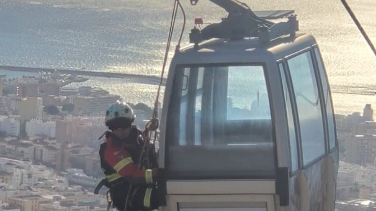 El Teleférico de Benalmádena acoge un simulacro de rescate de 31 profesionales bomberos y de la UME