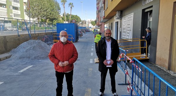 Infraestructuras inicia los trabajos de remodelación de la calle Marta Martín de Torre del Mar