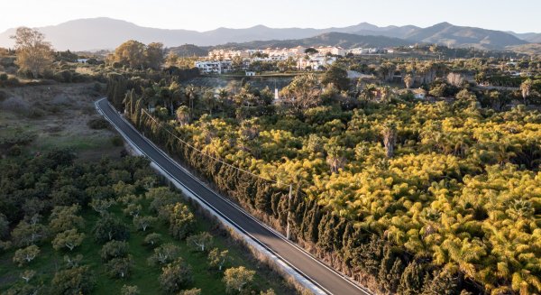 Estepona concluye la actuación del vial que une La Boladilla, Selwo, Las Joyas y Cancelada