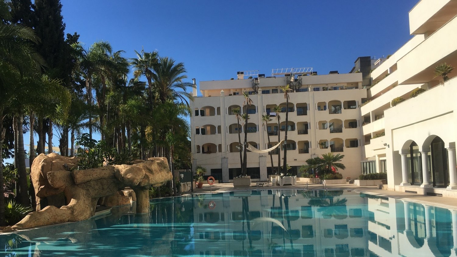 Escrapalia subasta un lote de 10 locales comerciales en un complejo turístico de Marbella
