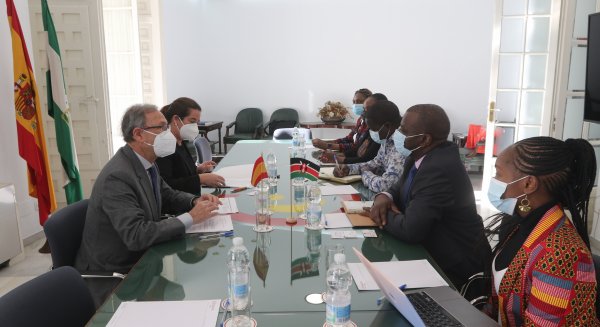 Una delegación de Kenia visita la Cámara  para presentar su proyecto “Konza Technopolis”