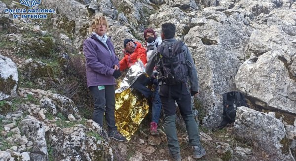 La Policía Nacional y Bomberos rescatan a un senderista desvanecido en Antequera