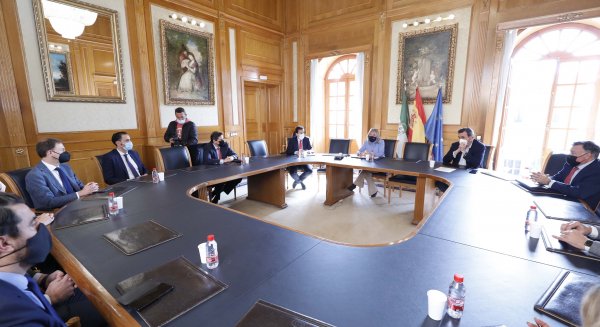 Marbella y las entidades financieras abordan medidas para garantizar el servicio bancario en los barrios