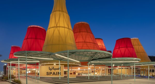 De la Torre informa sobre la candidatura de Málaga en la Expo27 en un acto de Dubái