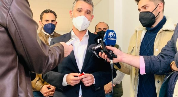 PSOE critica el viaje 