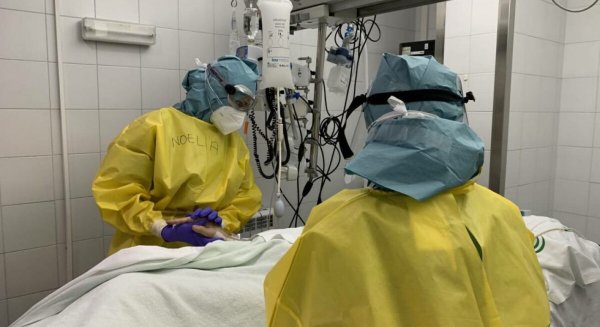 Málaga notifica cinco fallecidos y un descenso en la tasa de incidencia