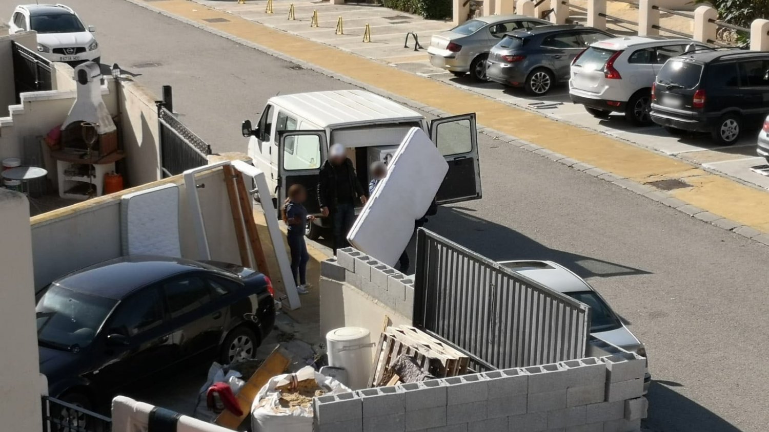 PP denuncia la presencia de más de un centenar de okupas en Casares Costa