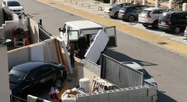 PP denuncia la presencia de más de un centenar de okupas en Casares Costa