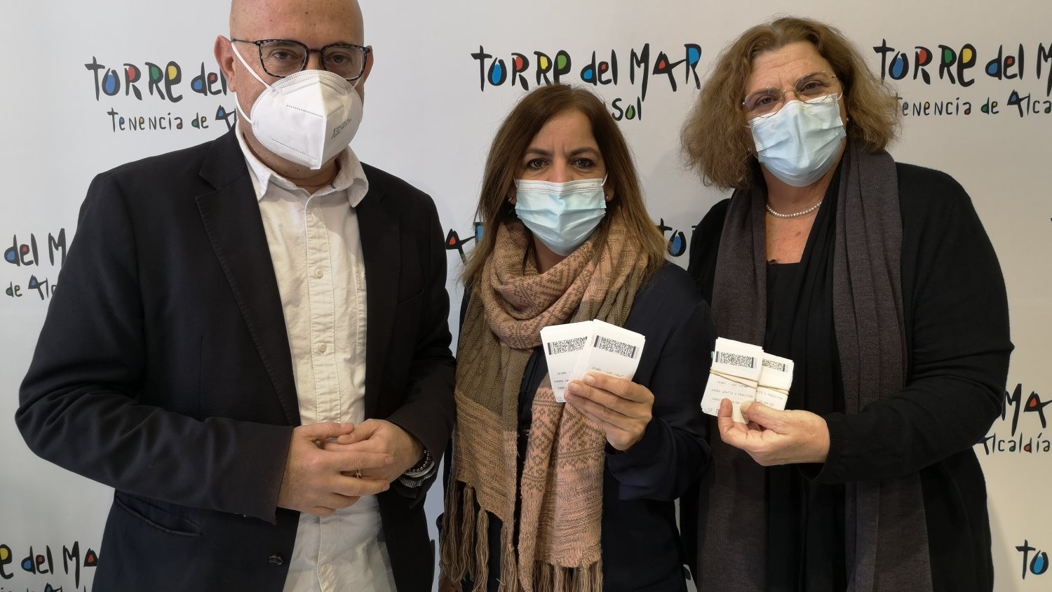 El Ayuntamiento entrega tickets de aparcamiento gratuito a empresarios de Vélez-Málaga y Torre del Mar