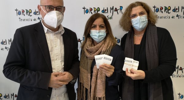 El Ayuntamiento entrega tickets de aparcamiento gratuito a empresarios de Vélez-Málaga y Torre del Mar