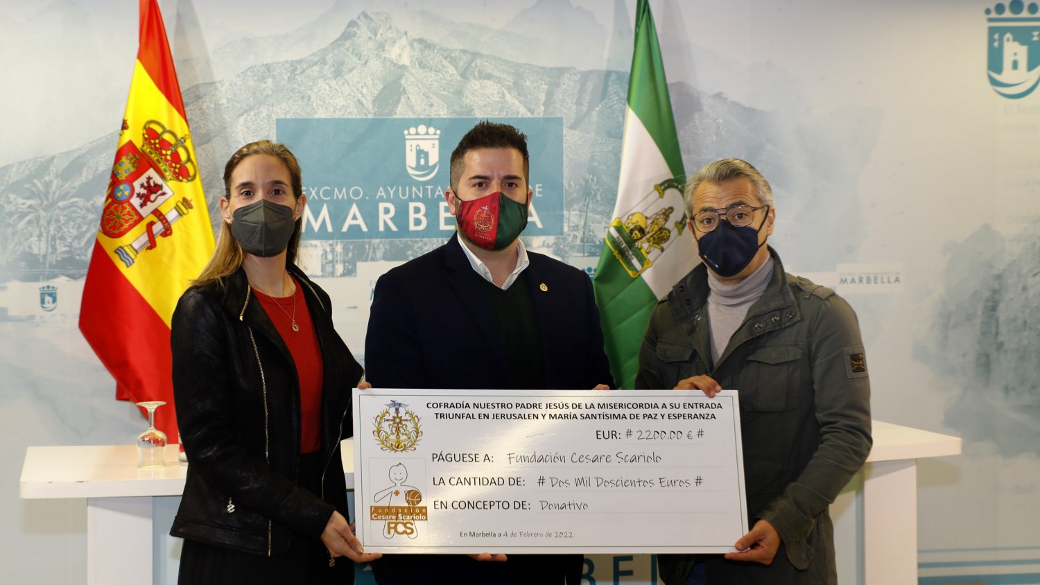 Marbella respalda la entrega de un cheque de 2.200 euros a la Fundación Cesare Scariolo