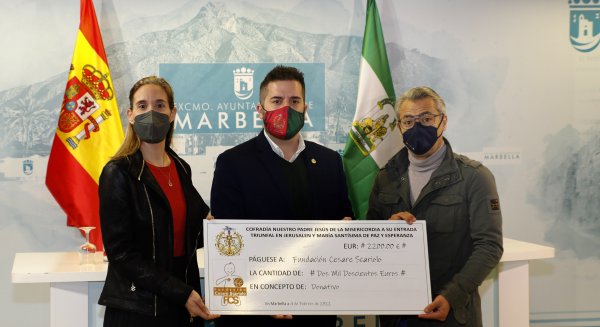 Marbella respalda la entrega de un cheque de 2.200 euros a la Fundación Cesare Scariolo