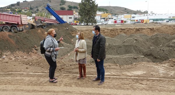 PSOE denuncia que Campanillas rellena con escombros y fibrocemento las obras del Parque Fluvial