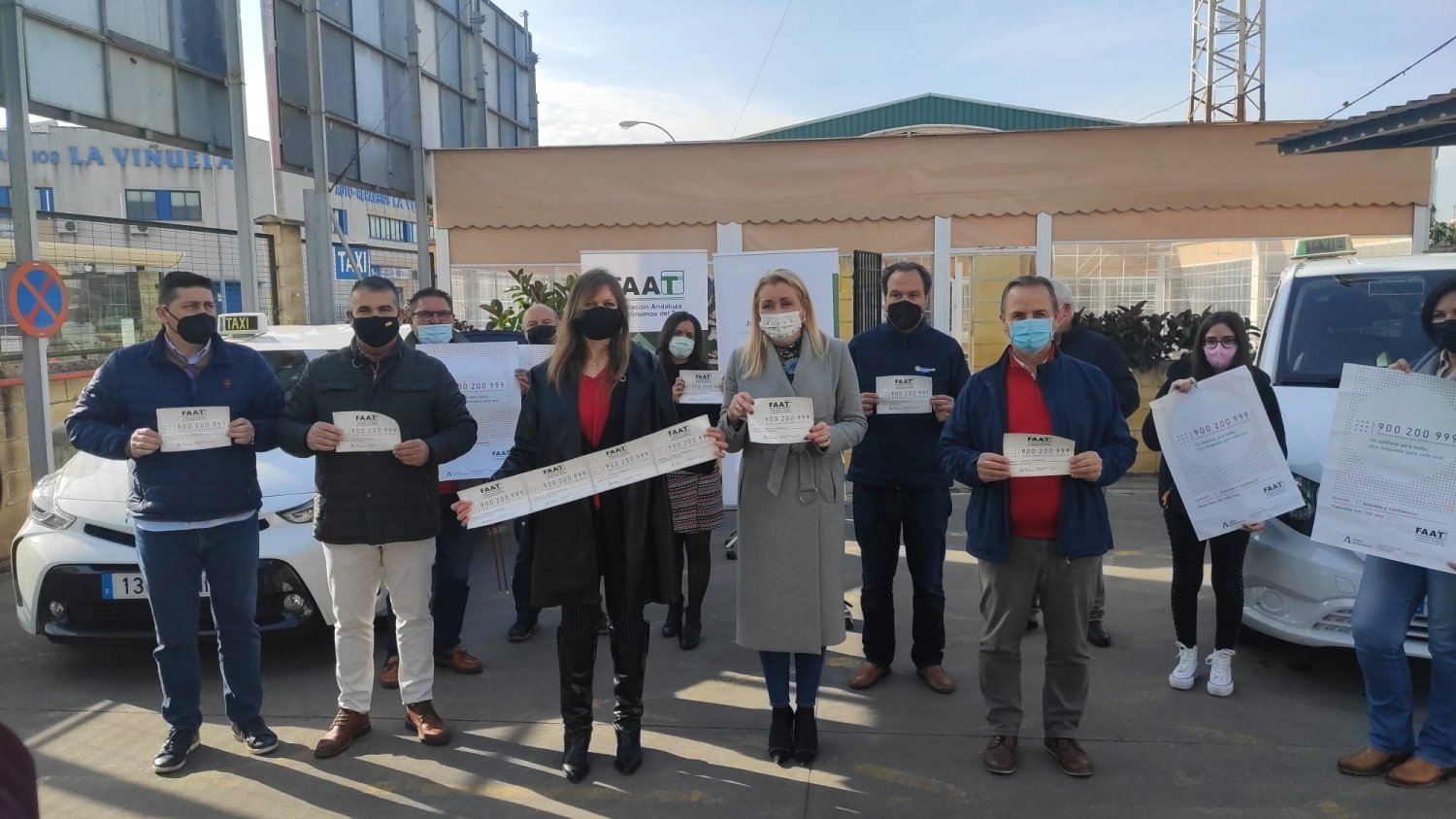 Más de 5.200 taxis de toda Andalucía visibilizarán el teléfono de atención a las mujeres