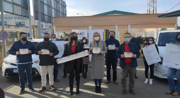 Más de 5.200 taxis de toda Andalucía visibilizarán el teléfono de atención a las mujeres