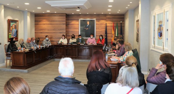 Torrox ofrece asesoramiento a las familias afectadas por el incendio de El Pontil