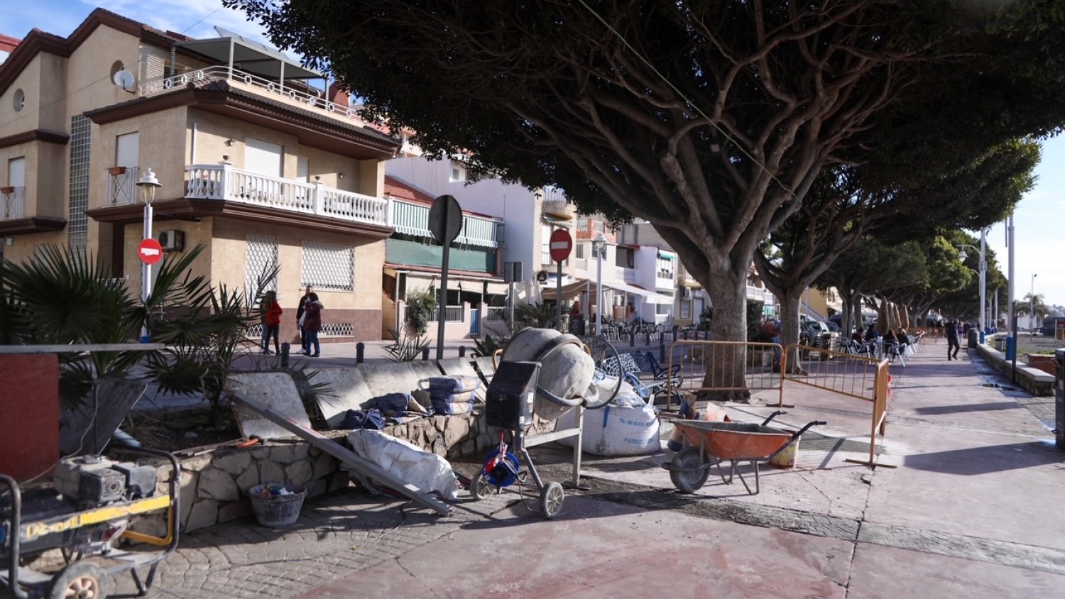 Comenzadas las obras para la reparación del pavimento del Paseo Marítimo de El Palo