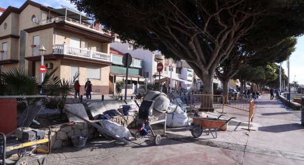 Comenzadas las obras para la reparación del pavimento del Paseo Marítimo de El Palo