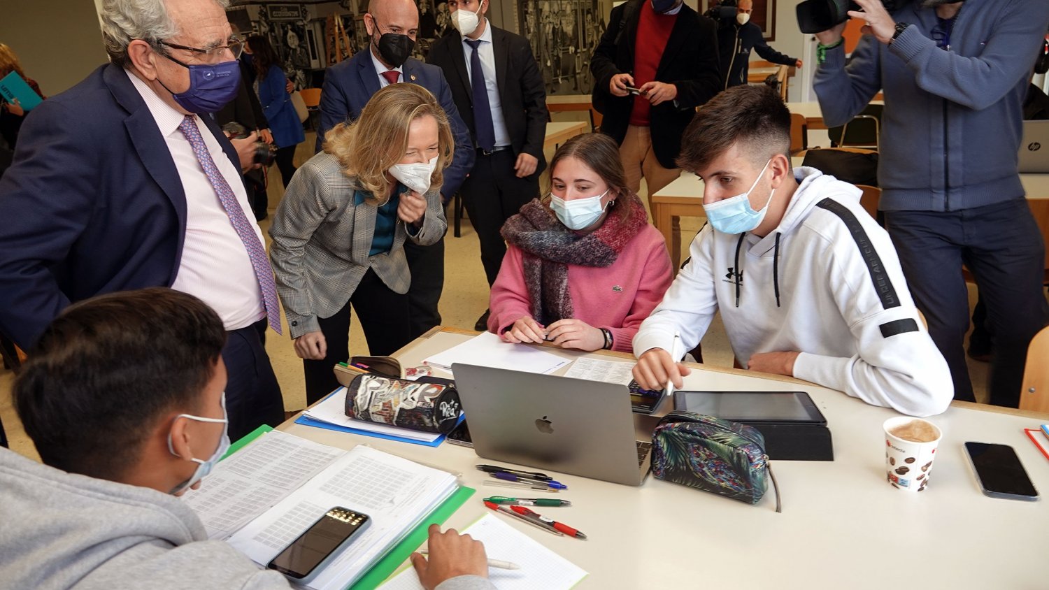 Nadia Calviño mantiene un encuentro con los estudiantes en su visita a la UMA
