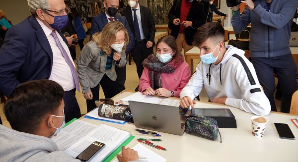 Nadia Calviño mantiene un encuentro con los estudiantes en su visita a la UMA