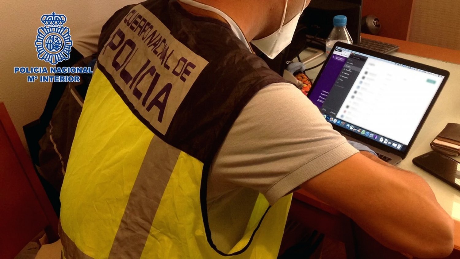 Detenido un joven de 19 años por vender billetes falsos a través de TikTok y Telegram