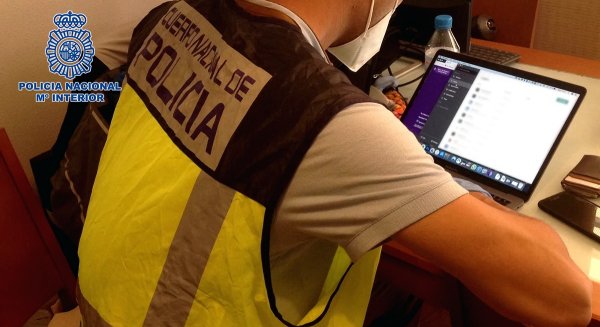 Detenido un joven de 19 años por vender billetes falsos a través de TikTok y Telegram