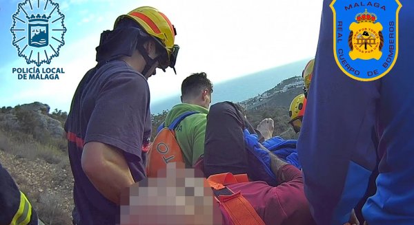 El Cuerpo de Bomberos y la Policía Local de Málaga rescatan a un escalador en el Monte San Antón