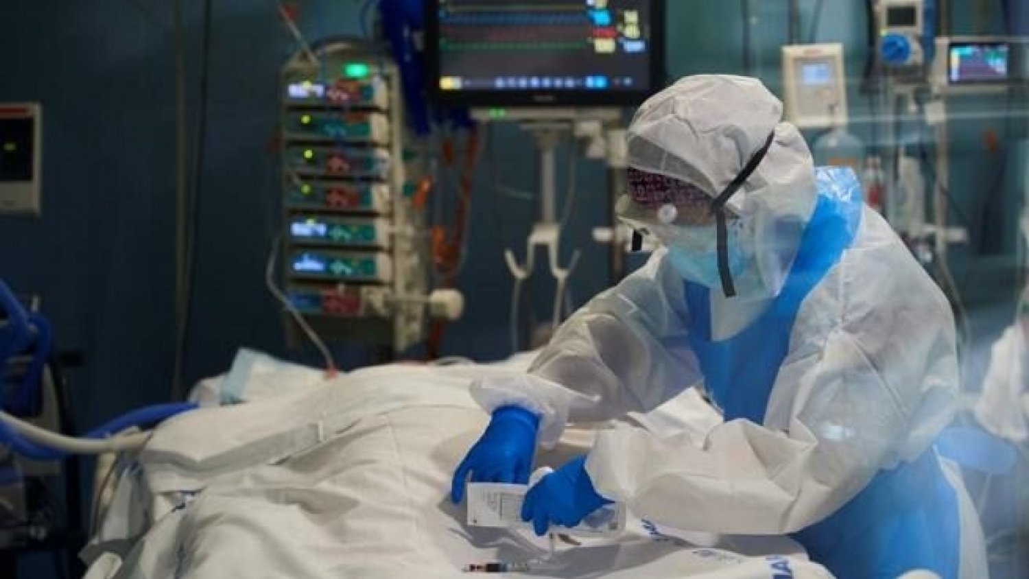 Andalucía suma más de ocho mil contagios y una bajada en la incidencia de 77 puntos