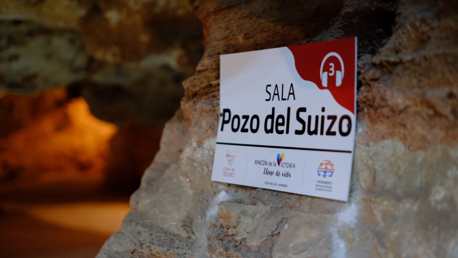 Rincón de la Victoria renueva la señalética en el interior de la Cueva del Tesoro