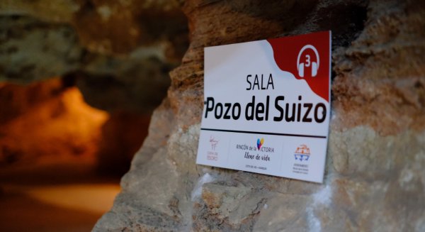 Rincón de la Victoria renueva la señalética en el interior de la Cueva del Tesoro