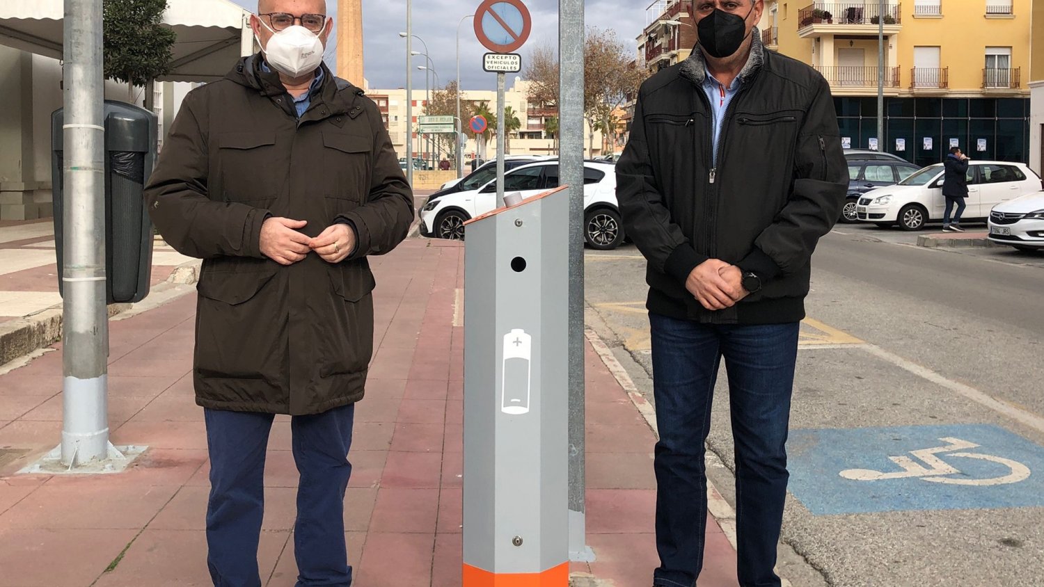 Medio Ambiente sustituye los contenedores para el reciclado de pilas en Vélez-Málaga