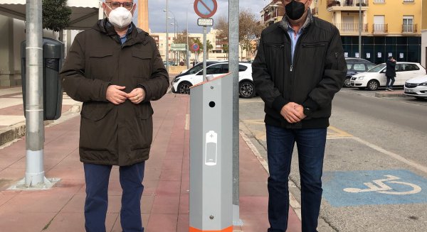 Medio Ambiente sustituye los contenedores para el reciclado de pilas en Vélez-Málaga