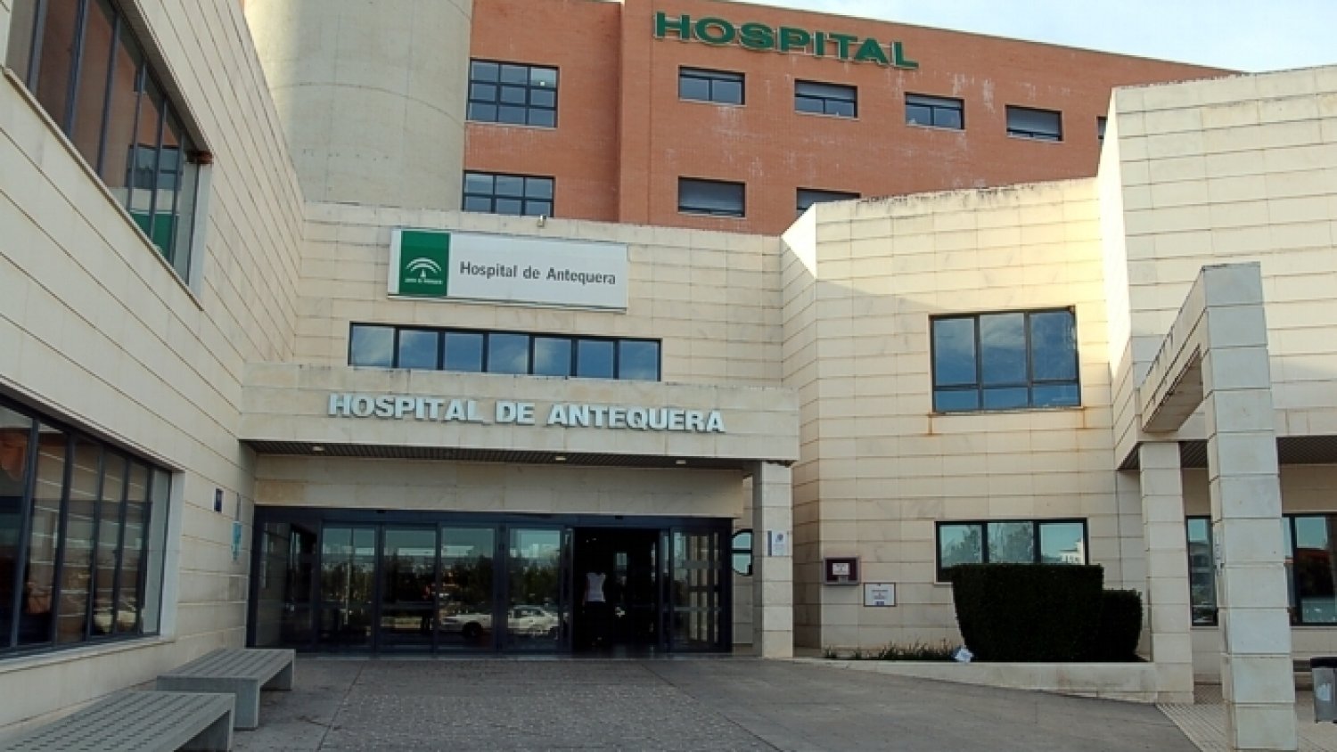 El Hospital de Antequera suspende las visitas ante el avance de la pandemia