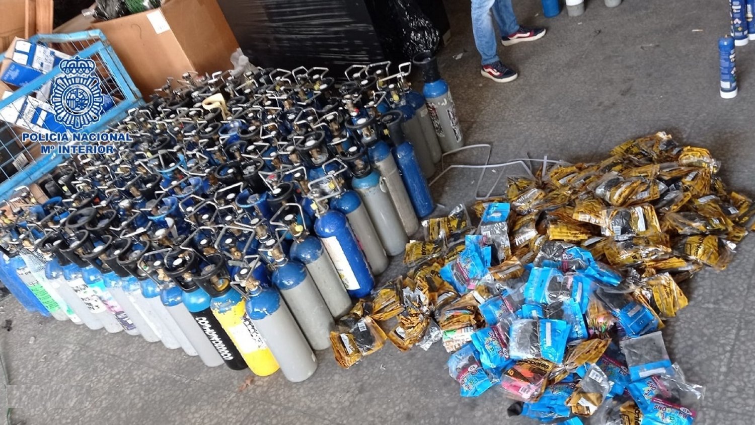La Policía Nacional detiene a cuatro personas tras intervenir 800 bombonas de 'gas de la risa'