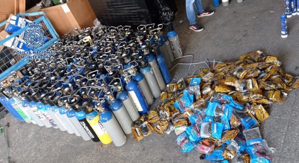 La Policía Nacional detiene a cuatro personas tras intervenir 800 bombonas de 'gas de la risa'