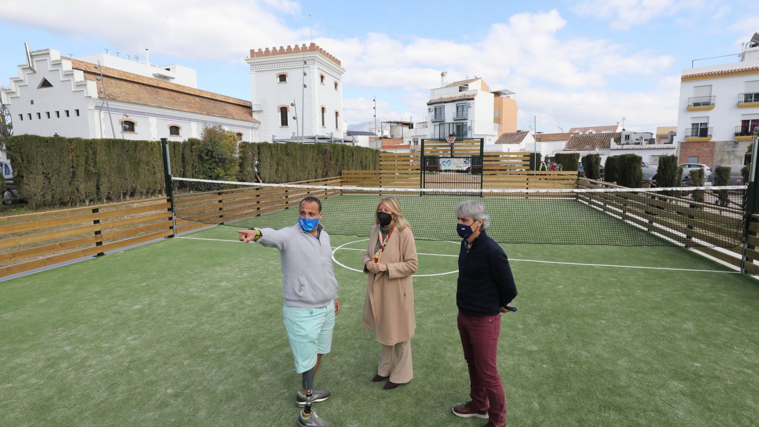 Marbella instala una pista multideporte y una zona de voley-playa para impulsar la mejora de los barrios