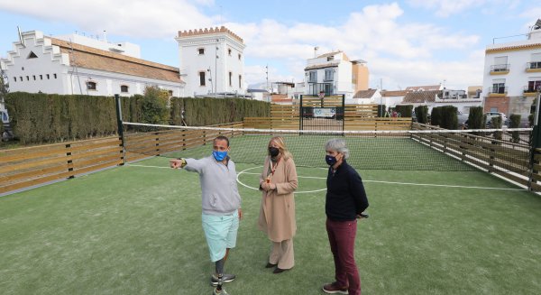 Marbella instala una pista multideporte y una zona de voley-playa para impulsar la mejora de los barrios