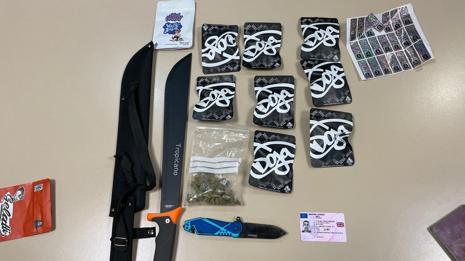 Detenido en Fuengirola un hombre por falsificación de identidad que portaba armas blancas y droga
