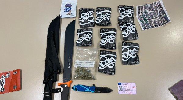 Detenido en Fuengirola un hombre por falsificación de identidad que portaba armas blancas y droga