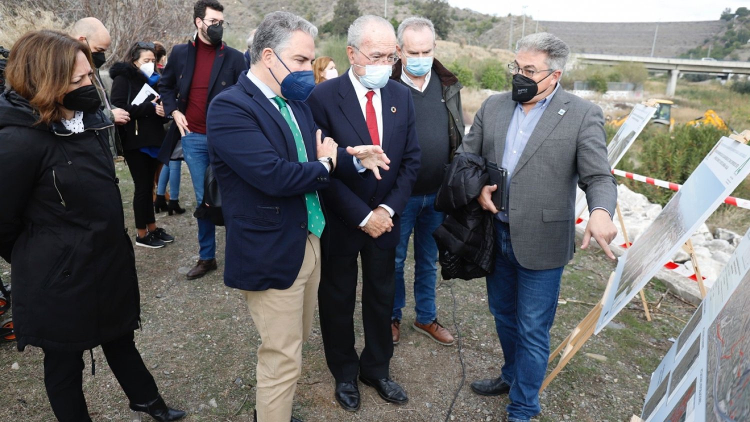 Bendodo avanza que las labores de desbroce y desescombro del Guadalmedina durarán tres meses