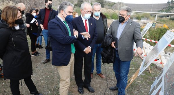 Bendodo avanza que las labores de desbroce y desescombro del Guadalmedina durarán tres meses