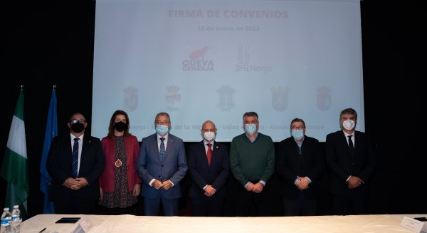La Fundación Cueva de Nerja firma la colaboración con cinco ayuntamientos de la Axarquía