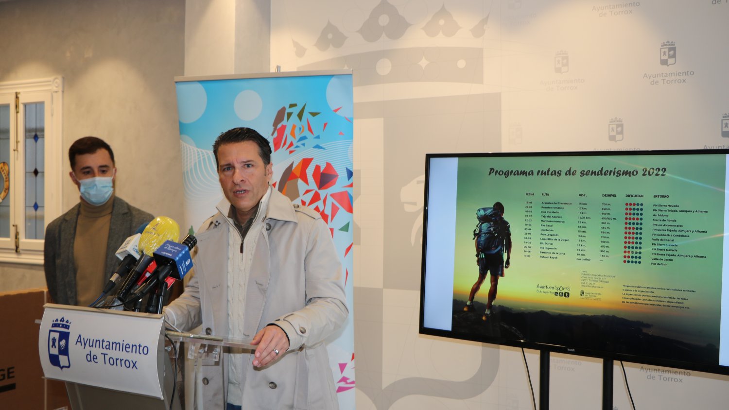 La nueva edición de la Escuela de Senderismo de Torrox arranca en los Arenales del Trevenque
