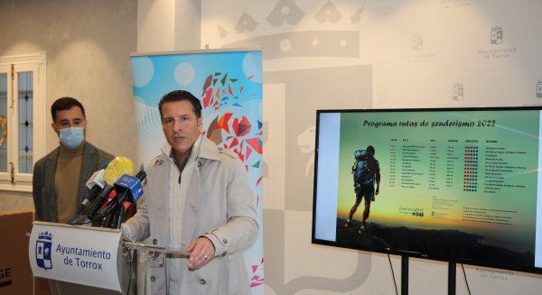 La nueva edición de la Escuela de Senderismo de Torrox arranca en los Arenales del Trevenque