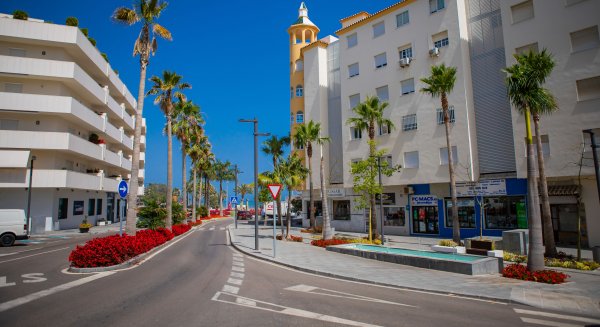 Estepona implanta un sistema que digitaliza la red de señales de tráfico para mejorar su gestión