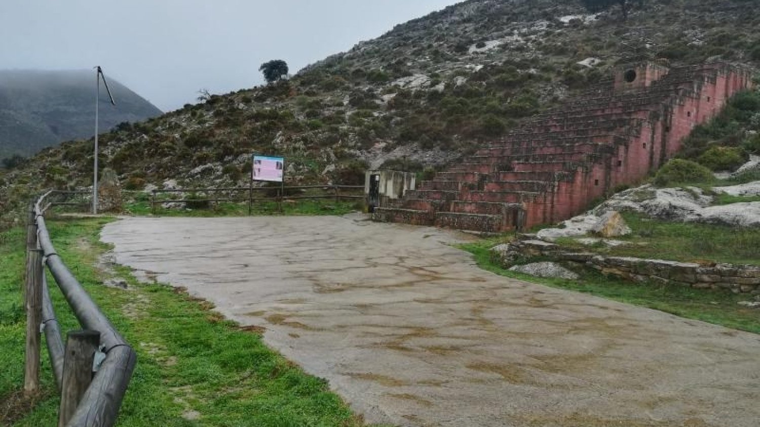 Diputación anuncia que mejorará la iluminación interior y el carril de acceso a la Cueva de Ardales