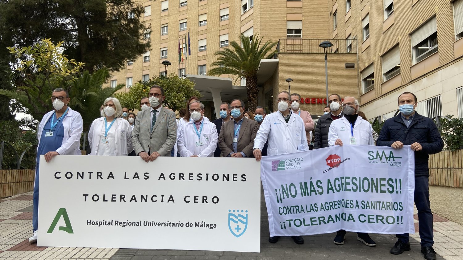 Los médicos del Regional de Málaga se concentran para denunciar las agresiones a los sanitarios